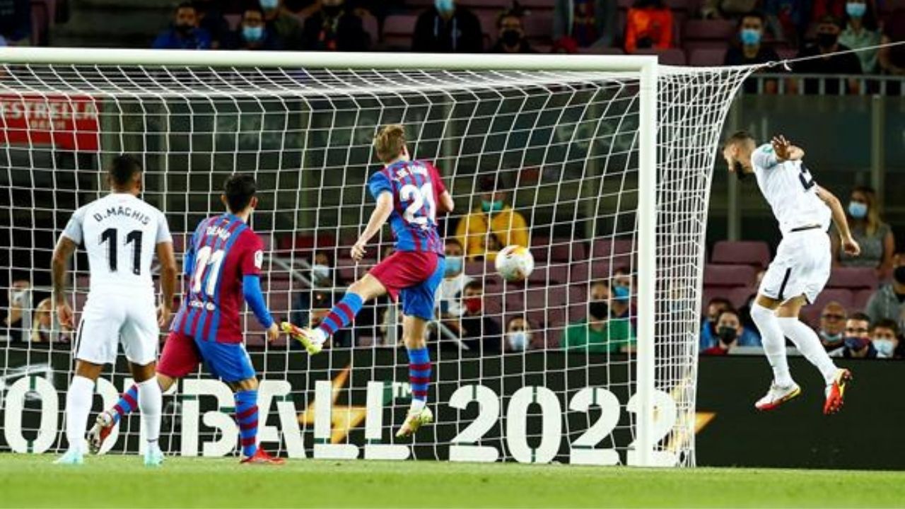 Ronald Araujo da un empate agónico al Barcelona ante el Granada