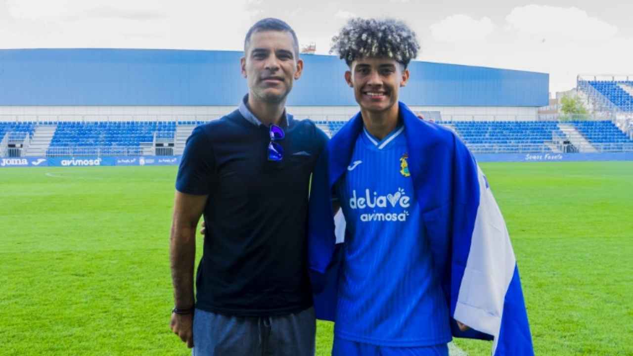 Futbolista hondureño ficha con equipo de España y es presentado por Rafa Márquez
