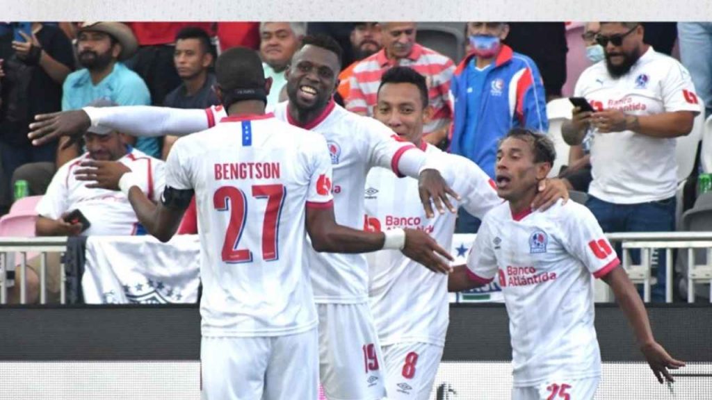 Jugadores de Olimpia celebrando
