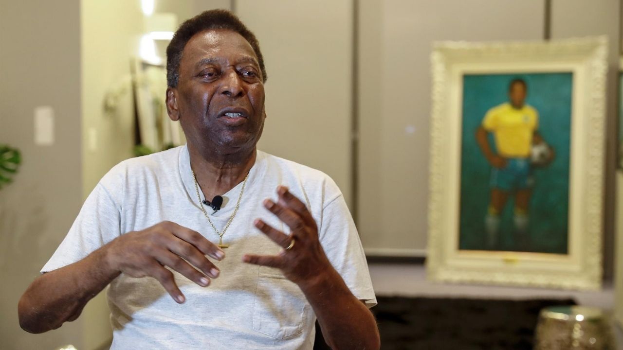 Pelé aparece sonriente durante una sesión de fisioterapia en el hospital