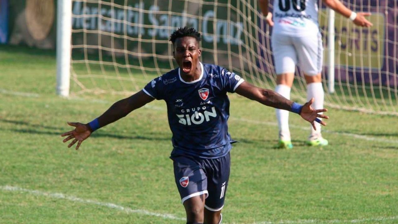 ¡En romance! Rubilio Castillo anota su noveno gol con el Royal Pari