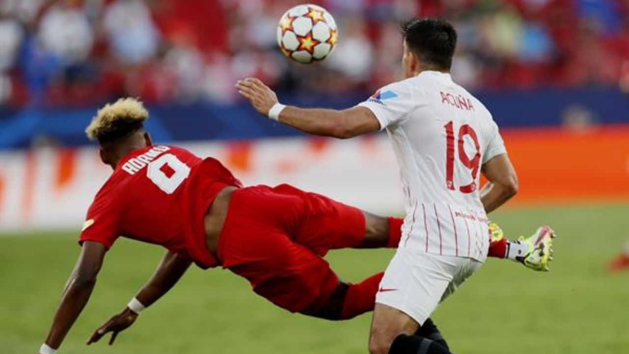 El Sevilla empata 1-1 tras tres penaltis en contra y jugar con diez