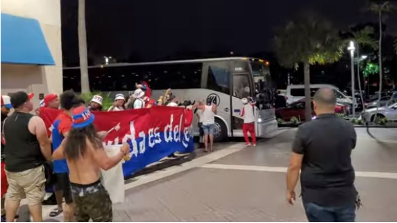 Gran recibimiento de la Ultra Fiel al Olimpia en Miami donde sostendrá un amistoso ante Pachuca de México