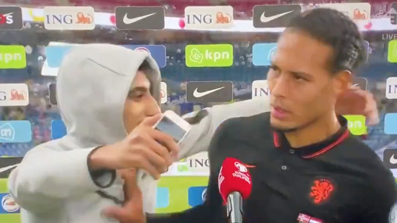 ¡Escándalo! Virgil Van Dijk empuja a un aficionado que quería una fotografía