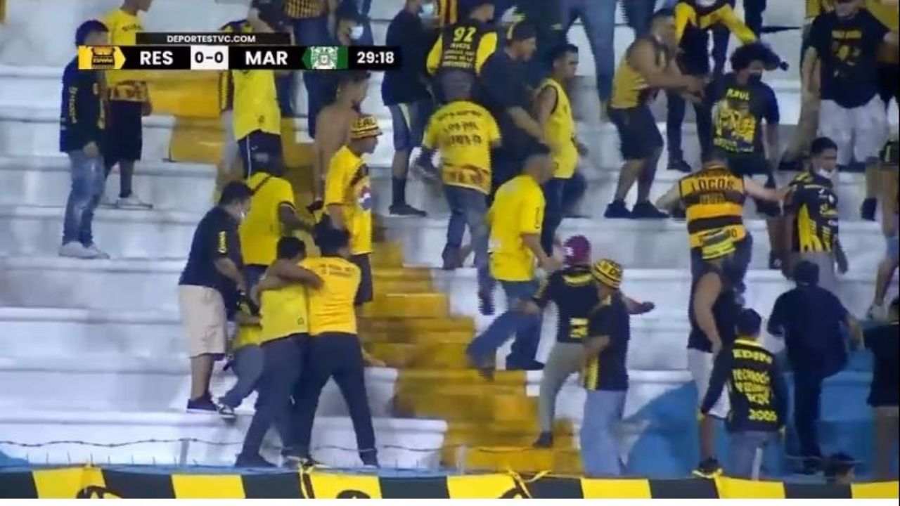Aficionados del Real España protagonizan pelea entre ellos mismos en el clásico sampedrano