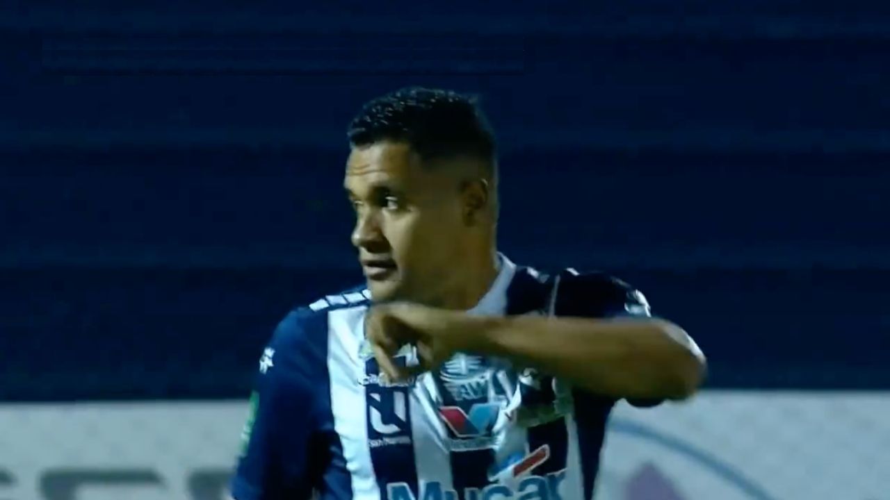Roger Rojas anota con el Cartaginés y sigue aumentando su récord en Costa Rica