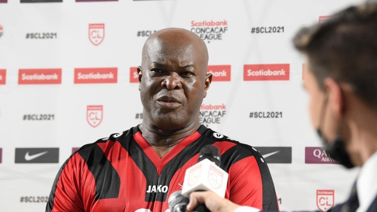 Ronnie Brunswijk reta a la Concacaf a que se le investigue tras partido contra Olimpia