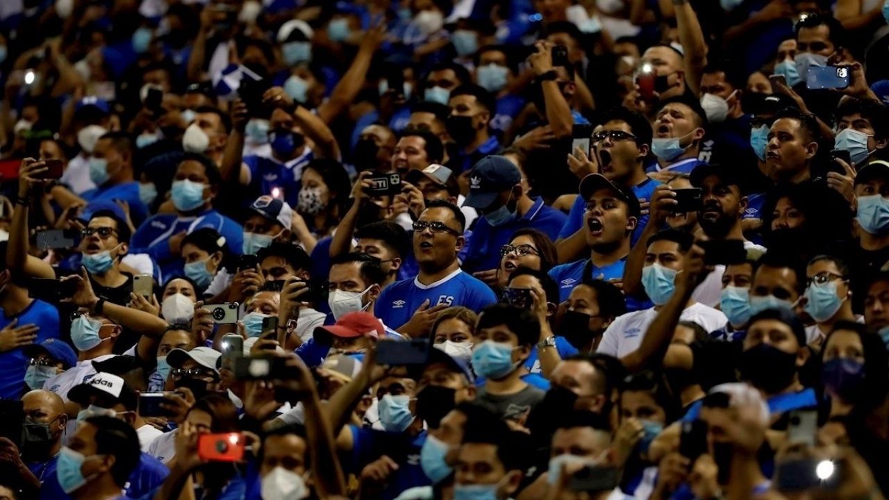 FIFA multa a El Salvador por 'conducta discriminatoria' de hinchas en la eliminatoria de Concacaf
