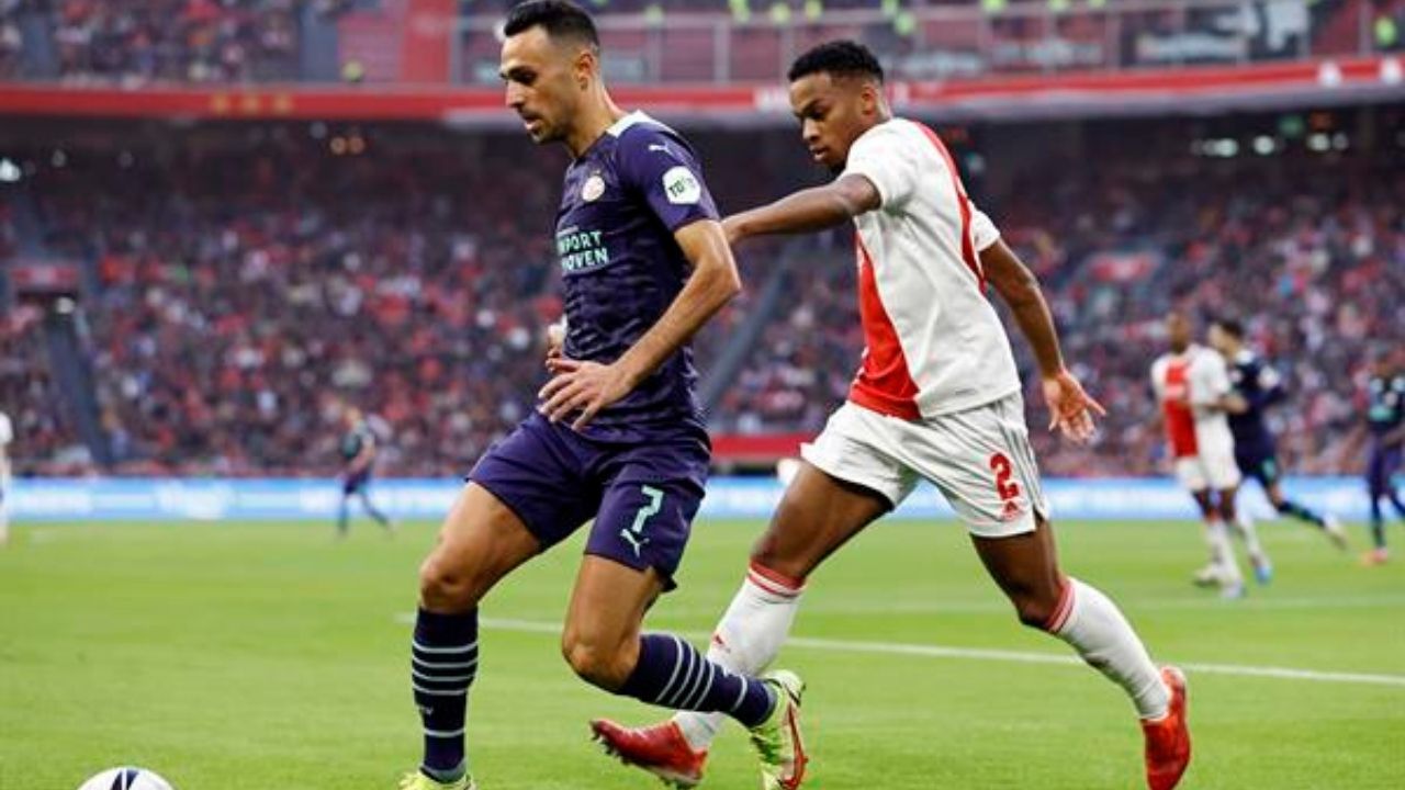 El Ajax arrolla al PSV Eindhoven en el clásico y apuntala el liderato