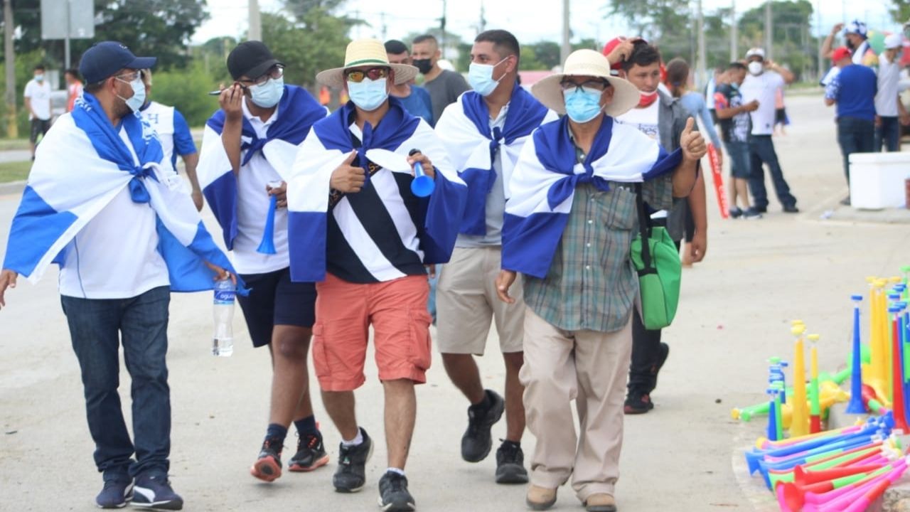 Así se vive el ambiente previo al juego Honduras vs Costa Rica en el Olímpico de San Pedro Sula