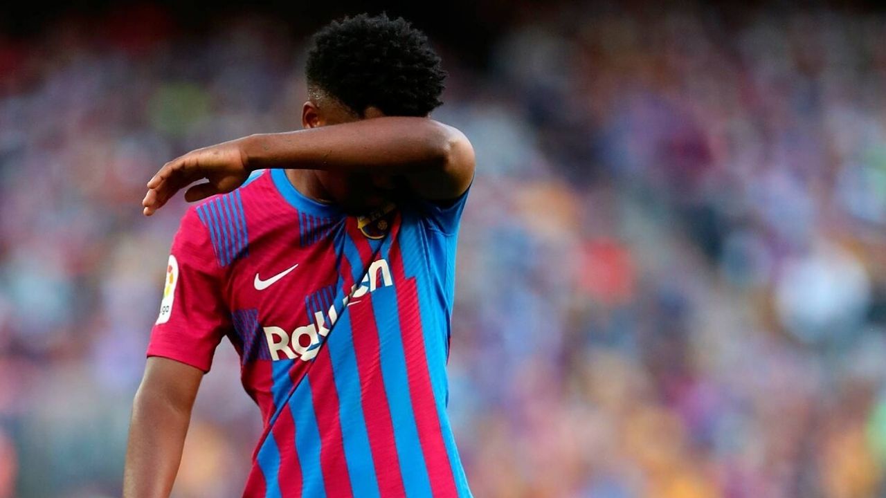 Ansu Fati presenta molestias en la rodilla derecha y no estará ante el Rayo Vallecano