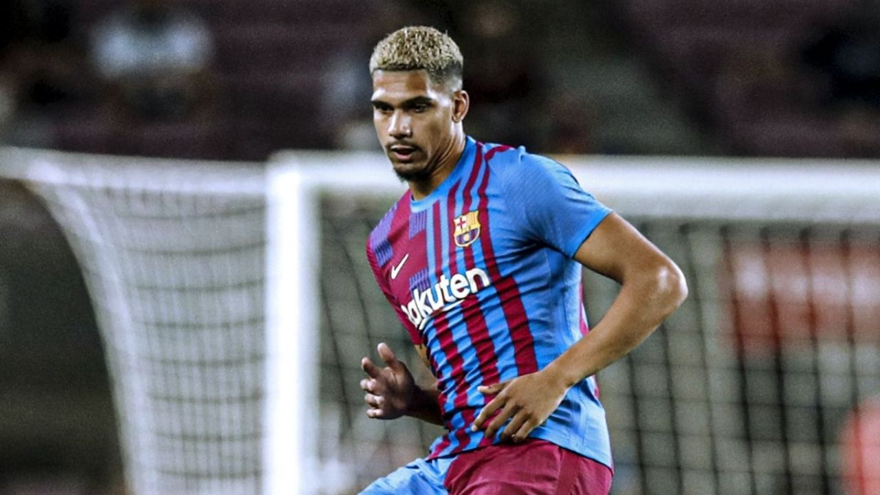 Ronald Araujo regresa a Barcelona tras lesionarse en los isquiotibiales con Uruguay
