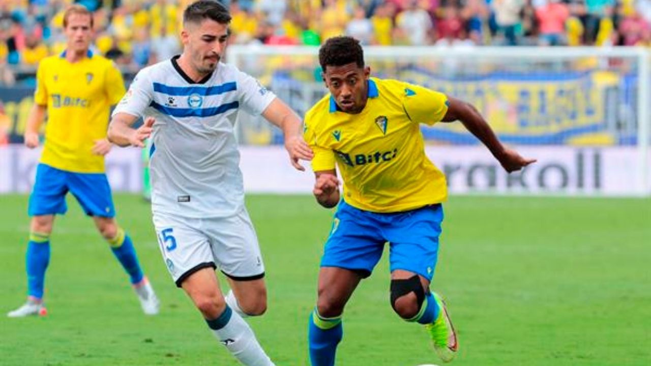 Con Choco en el terreno de juego, Cádiz cayó 0-2 ante el Alavés