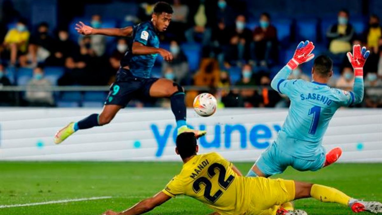Los datos históricos que deja Choco Lozano con el Cádiz tras su hat-trick frente el Villarreal