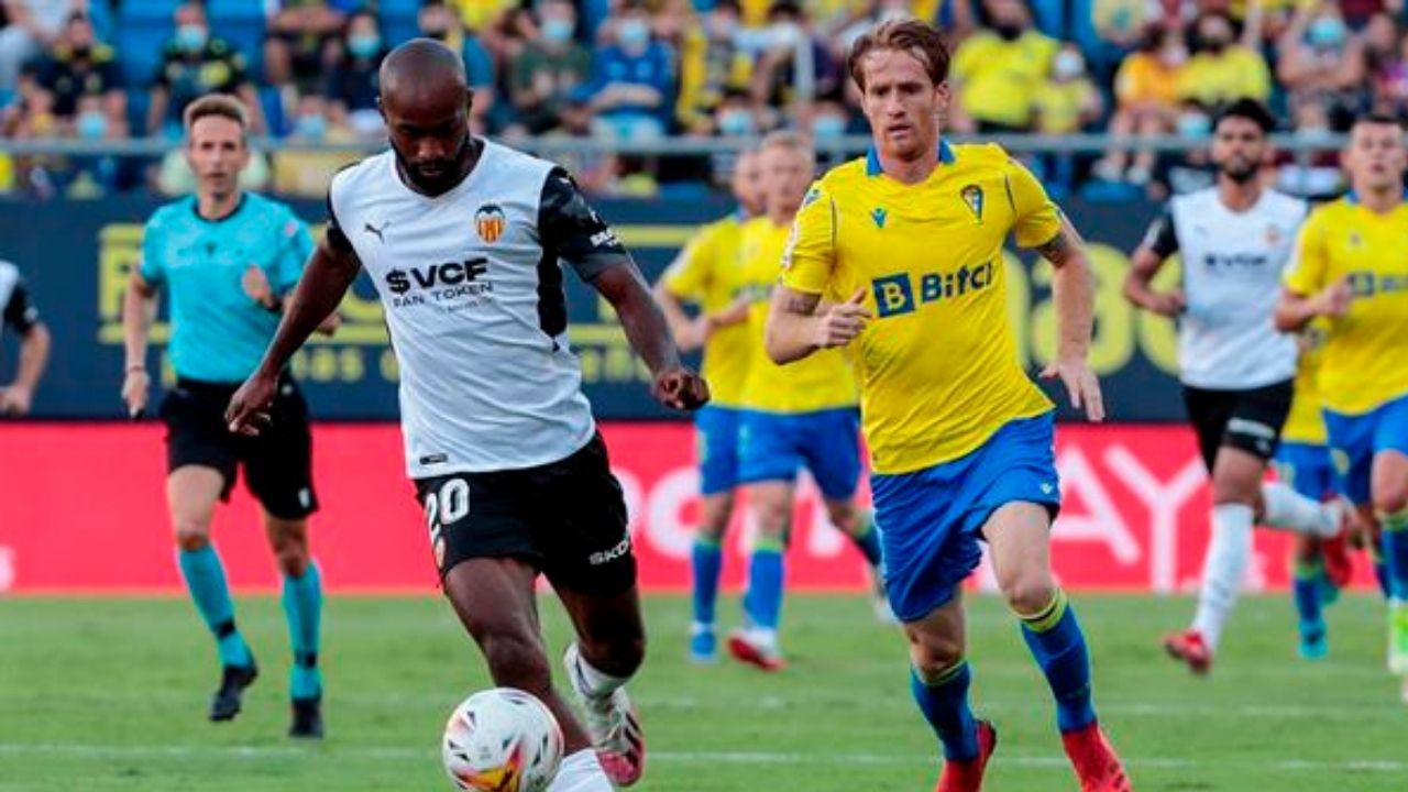El Valencia no rentabiliza en Cádiz su mayor ambición igualando sin goles y sin el Choco Lozano en la cancha