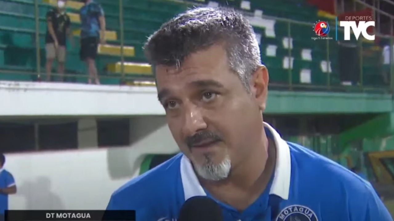 Diego Vázquez y los jugadores de Motagua reaccionan tras el sufrido final ante Platense