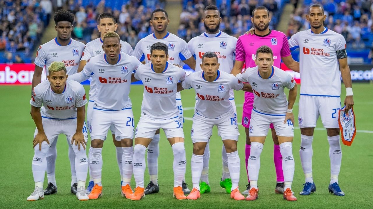 Jugador de Olimpia se queja de la cancha del Estadio Nacional