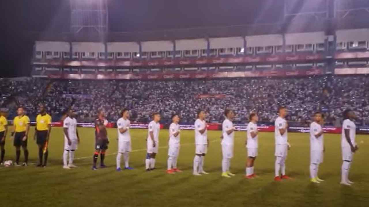 ¡Emocionante! Así se vivió el momento durante la entonación del Himno Nacional en el Olímpico