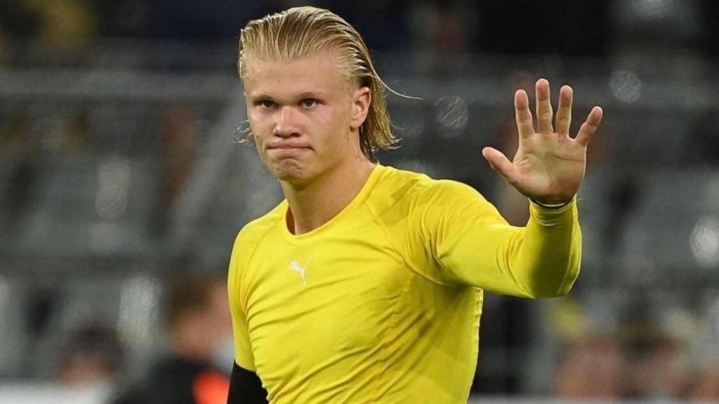 Erling Haaland con camisa amarilla tras juego del Dortmund