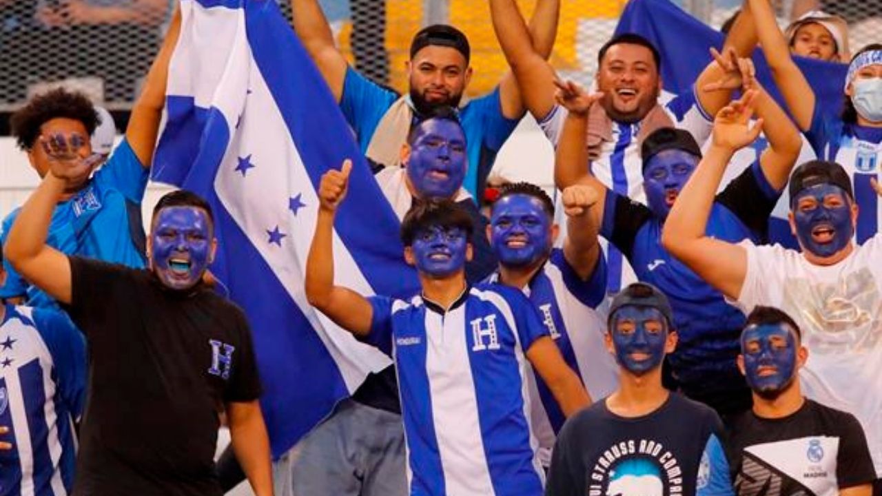 FIFA multa a Honduras por 'conducta discriminatoria' de aficionados en la eliminatoria de Concacaf