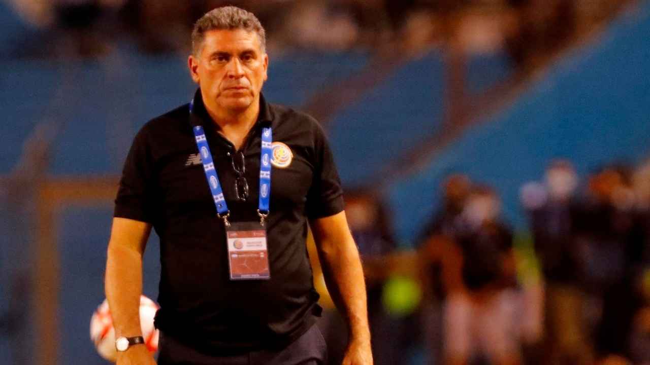 El seleccionador y dos jugadores de Costa Rica dan positivo por covid-19