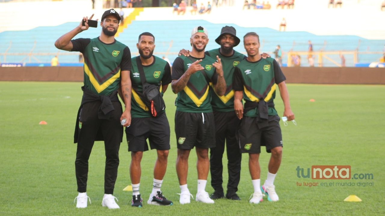 El admirable gesto de miembro del cuerpo técnico de Jamaica con la afición hondureña