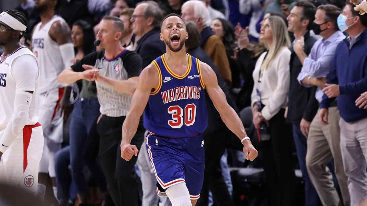 Curry mantiene invictos a Warriors y establece nueva marca equipo