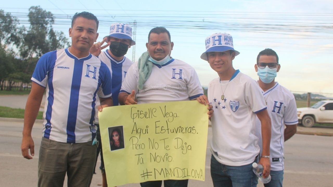 Iguanas, bicimotos... ¡y mucha ilusión! Así lo vive la afición que asiste al estadio Olímpico