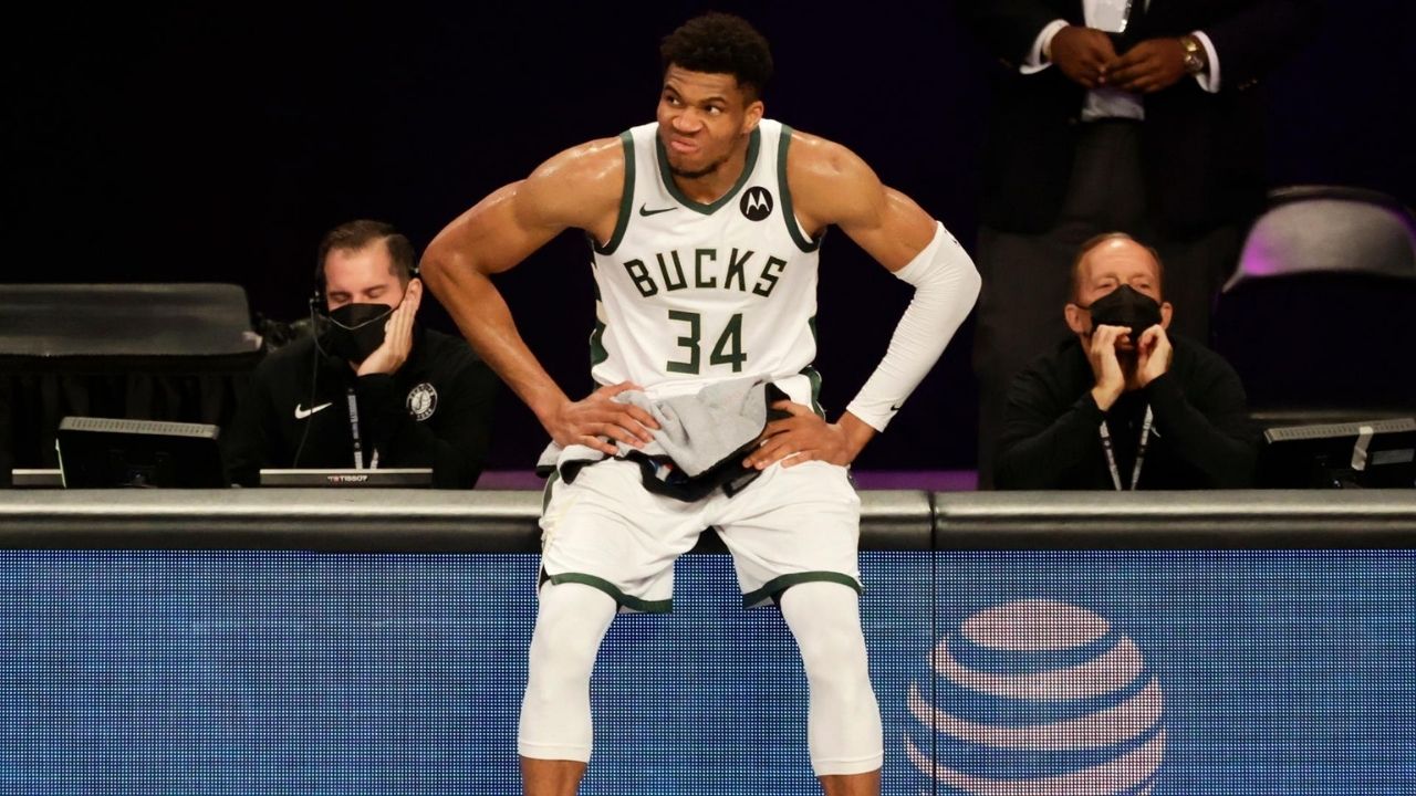 Antetokounmpo y los campeones Bucks ganan a los diezmados Sixers