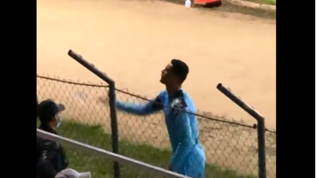 Marlon Licona fue captado regalando agua a aficionados en el Marcelo Tinoco