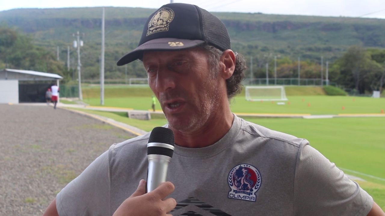 Pedro Troglio se molesta con las fechas del repechaje y hasta defendió a Motagua