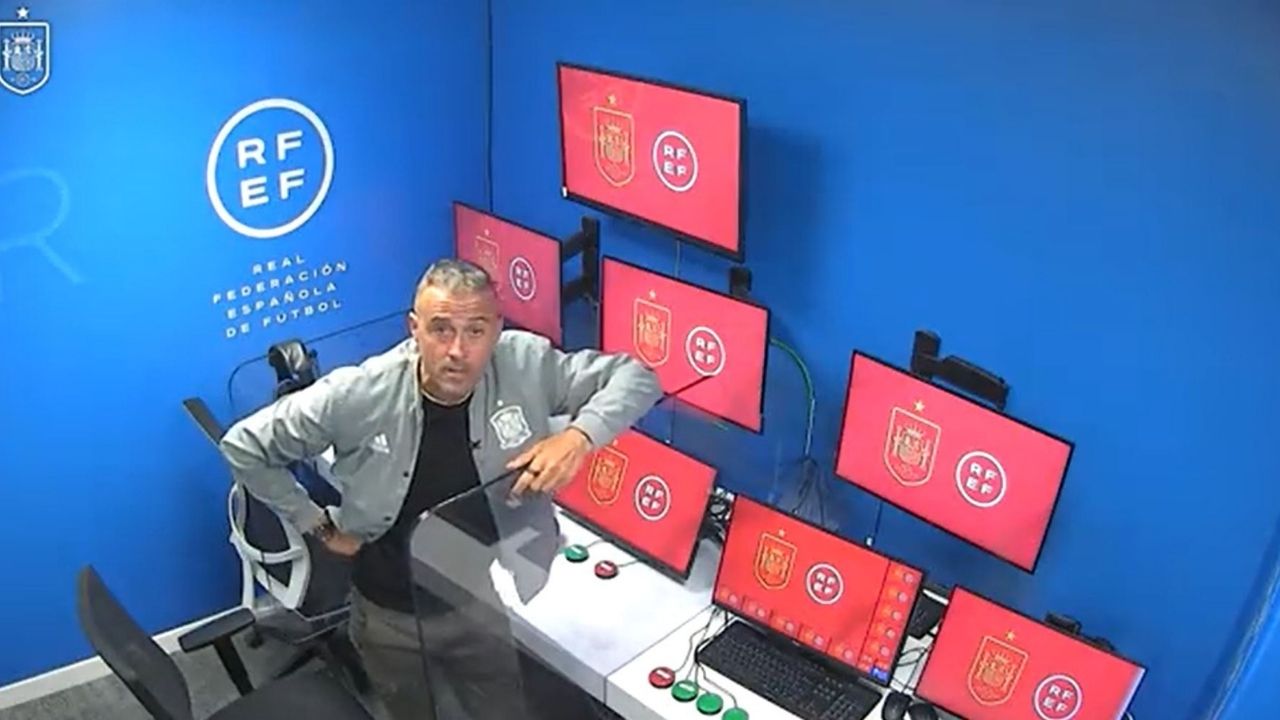 Luis Enrique se puso al mando  del VOR para presentar los convocados de la selección de España