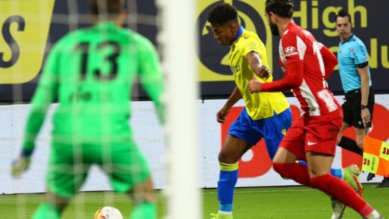 Choco Lozano volvió anotar en la derrota del Cádiz ante el Atlético de Madrid