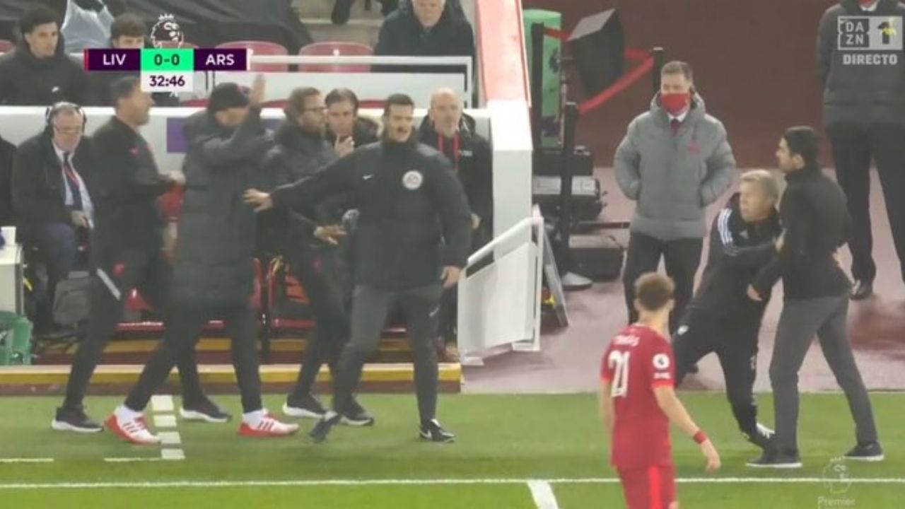 Jürgen Klopp y Mikel Arteta casi se van a los golpes en el partido entre Liverpool y Arsenal
