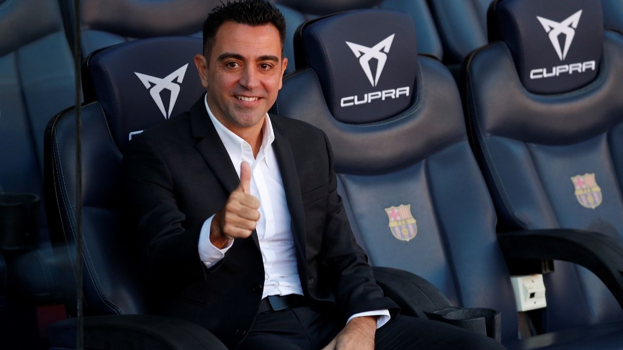 Un derbi recibe la 'Era de Xavi' en el Barcelona que se ilusiona con su nuevo entrenador