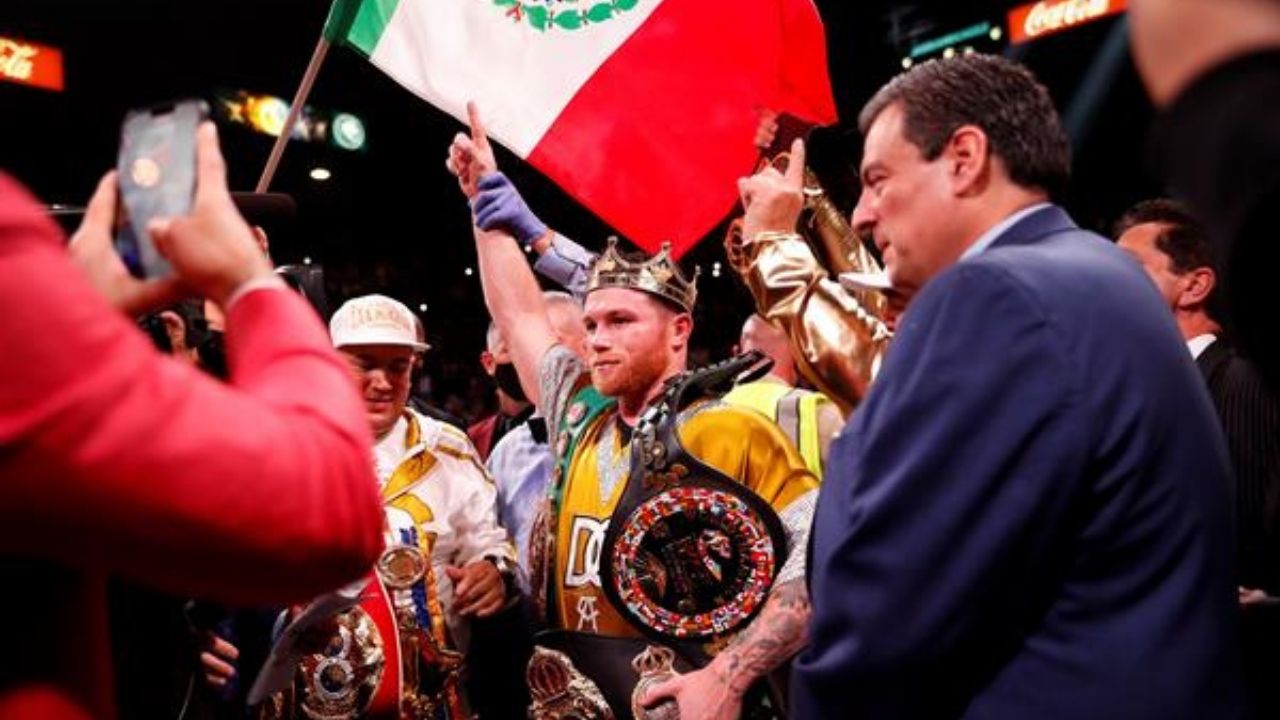 La especial felicitación que recibió Canelo Álvarez tras proclamarse como nuevo 'rey' del peso supermediano