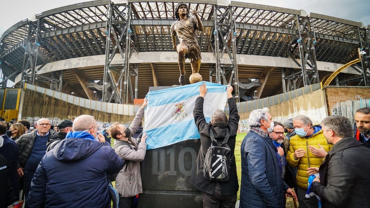 Nápoles recuerda a su amado Maradona con murales, esculturas y retratos