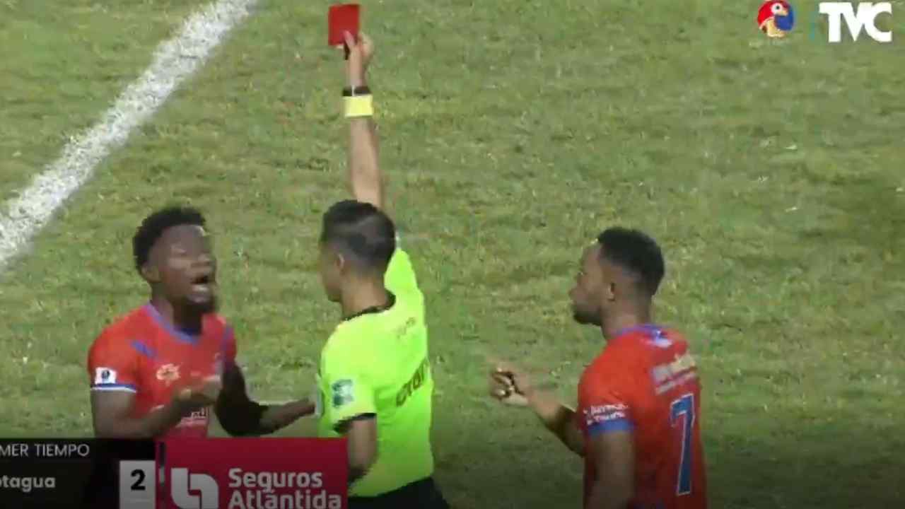 ¡Polémico! Marlon Ramírez deja con 10 hombres a Lobos UPN por controversial jugada ante Motagua