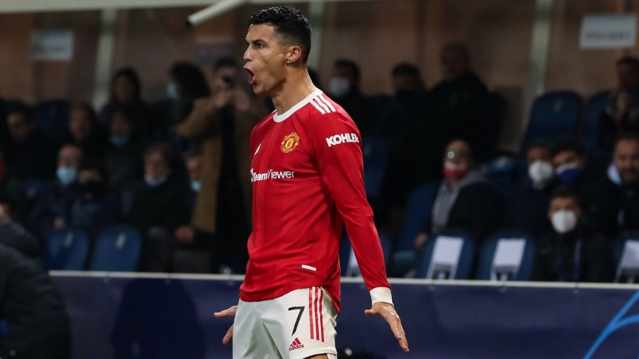 ¡El Bicho de nuevo! Ronaldo con doblete silencia Bérgamo y mantiene de líder al Manchester
