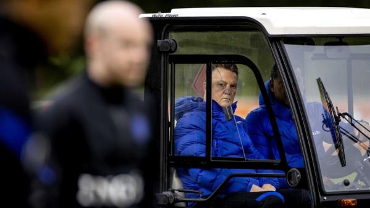 Van Gaal dirige el entrenamiento de Países Bajos desde un carrito de golf