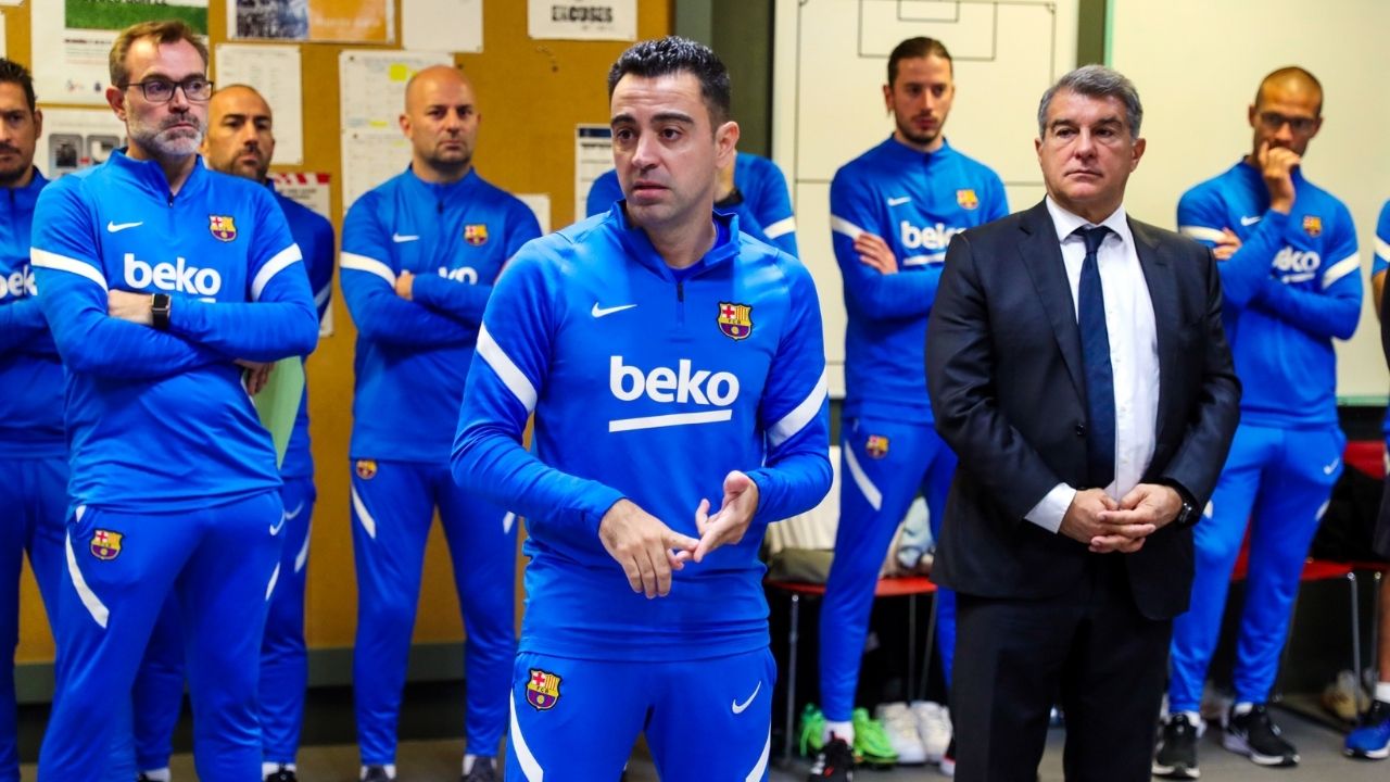 Xavi dirige su primer entrenamiento casi en familia