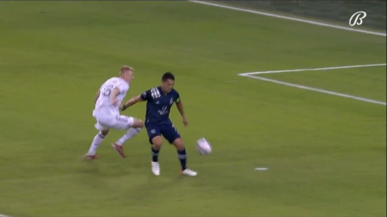 Árbitro le 'robó' gol a Roger Espinoza con el Kansas City en la MLS