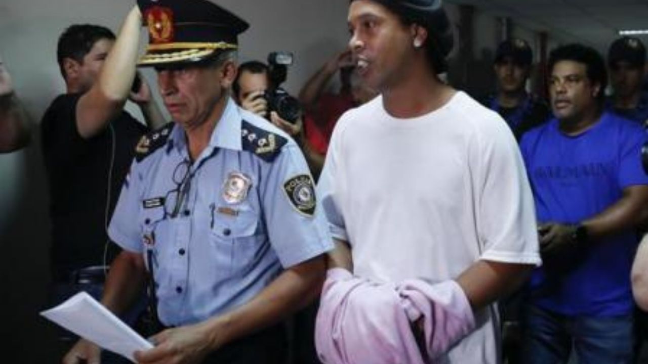 Ronaldinho a punto de volver a la cárcel y la justicia le advierte hasta cuando tiene para evitarlo