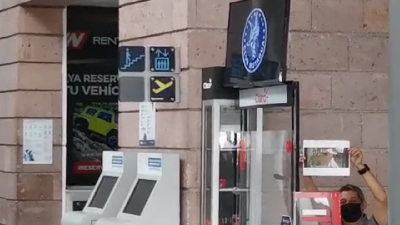 ¡Bienvenidos! Aficionado azul recibió al Comunicaciones en el aeropuerto con música y escudos del Motagua