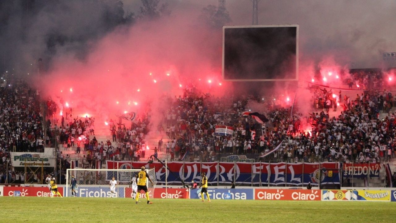 Afición del Olimpia hizo 'arder' el Estadio Nacional en la final de ida ante Real España