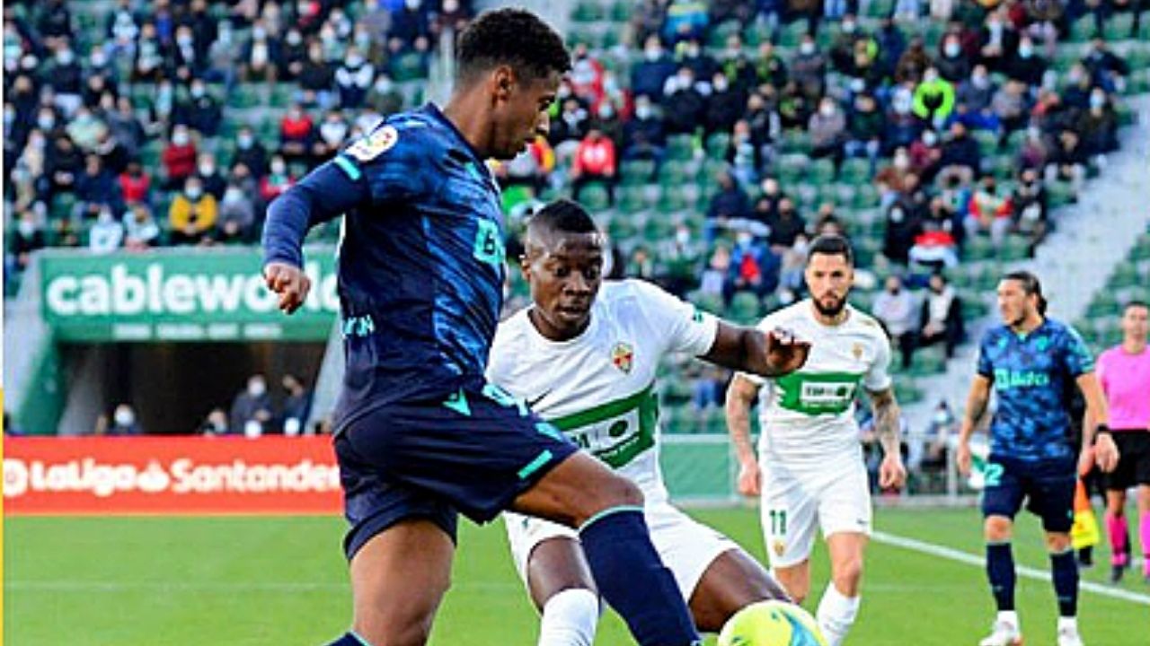 Cádiz y el Choco Lozano cayeron ante el Elche y están en puestos rojos en LaLiga