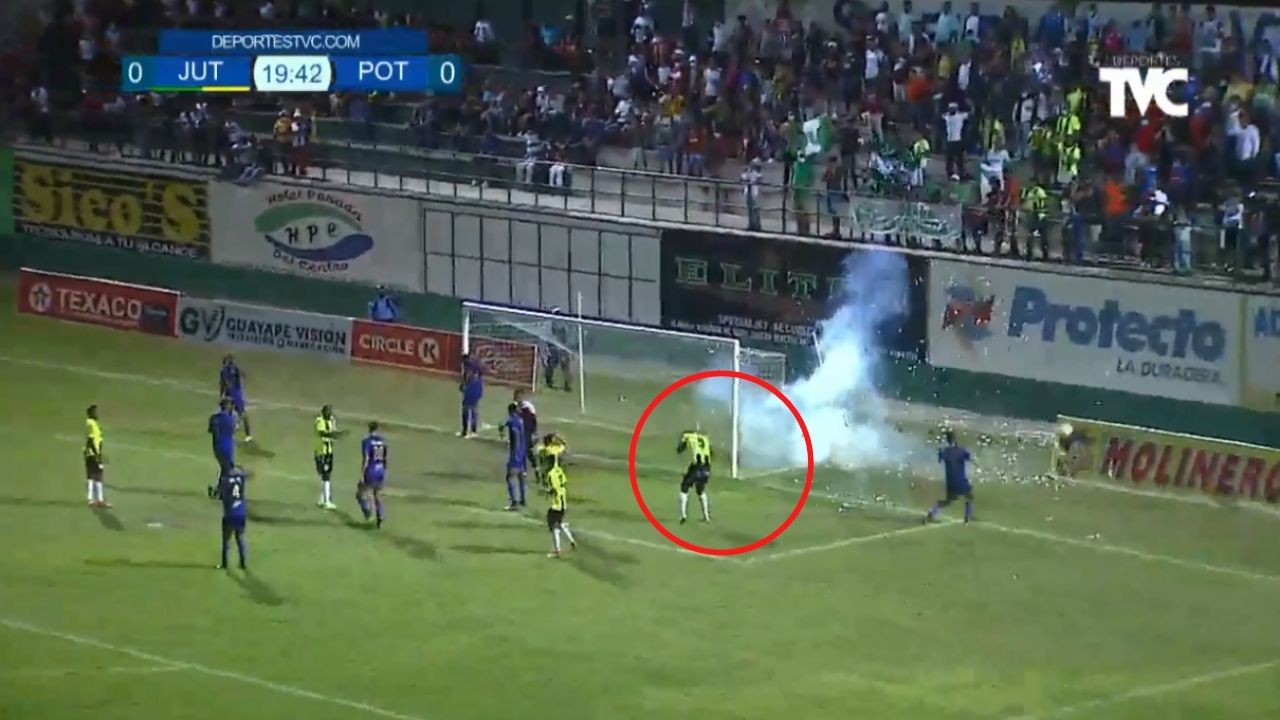 Georgie Welcome se salva de ser impactado por un mortero en la final de Liga de Ascenso