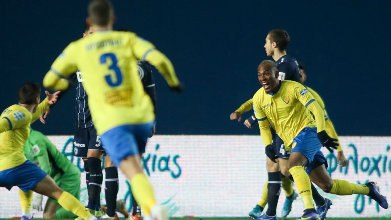 Deybi Flores anota golazo espectacular con Panetolikos en Grecia