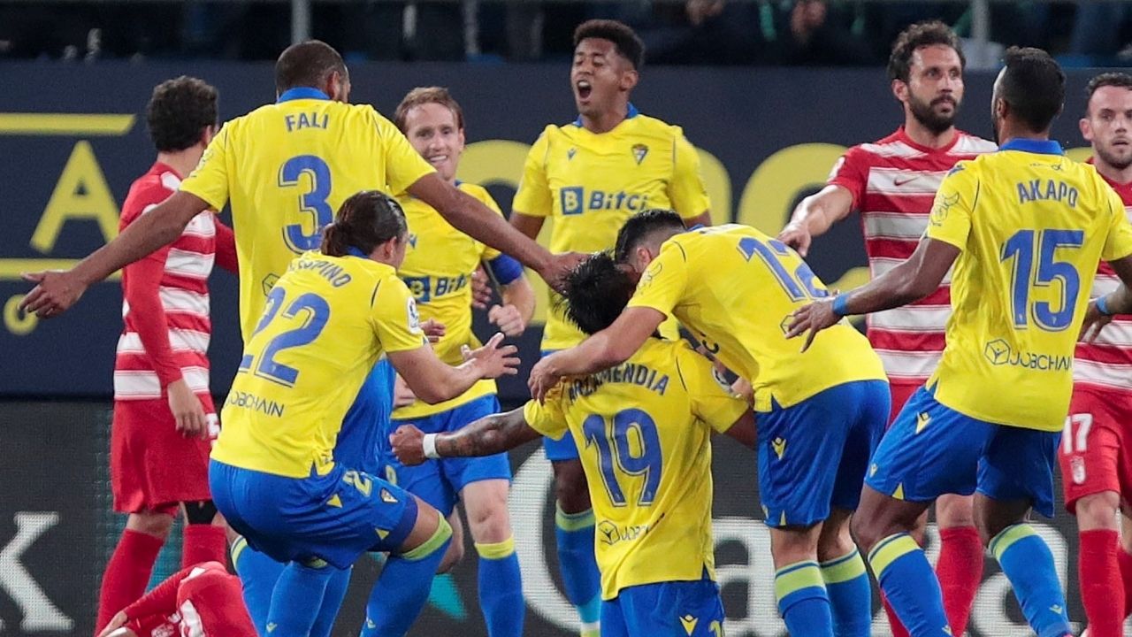 Cádiz se deja empatar por el Granada pero Choco Lozano sale ovacionado del campo