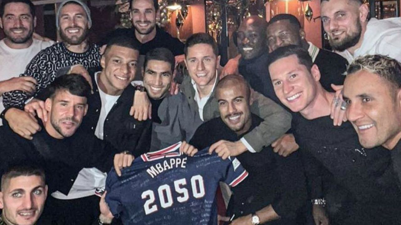 ¿Se queda? Mbappé 2050; bromean en su cumpleaños con una camiseta alusiva a renovación
